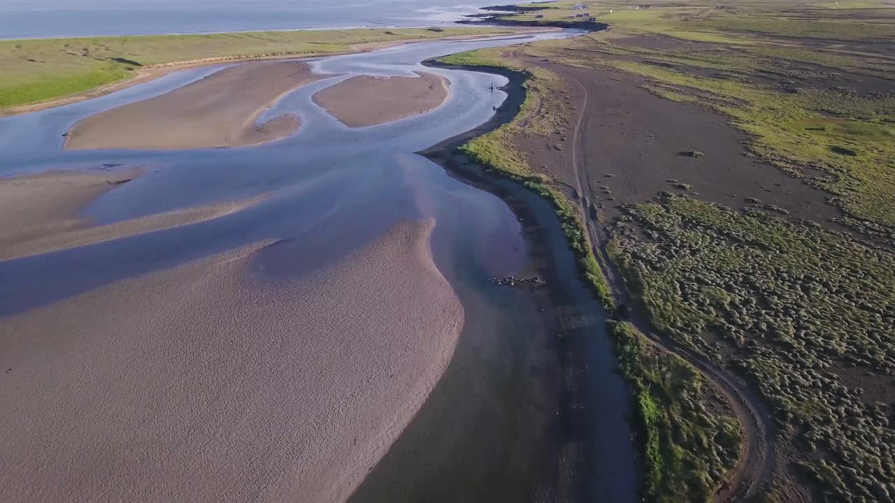 아이슬란드 스내펠스니스 반도에서 화창한 여름 동안 델트 강 항공 영상