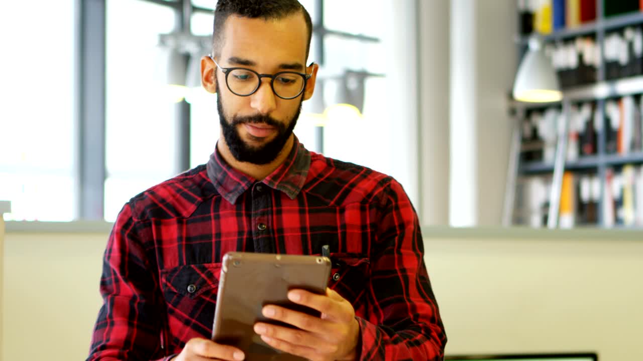 arquitecto masculino que usa una tableta digital 4k