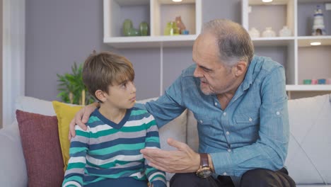 Abuelo-Y-Nieto-Charlando-En-Casa.