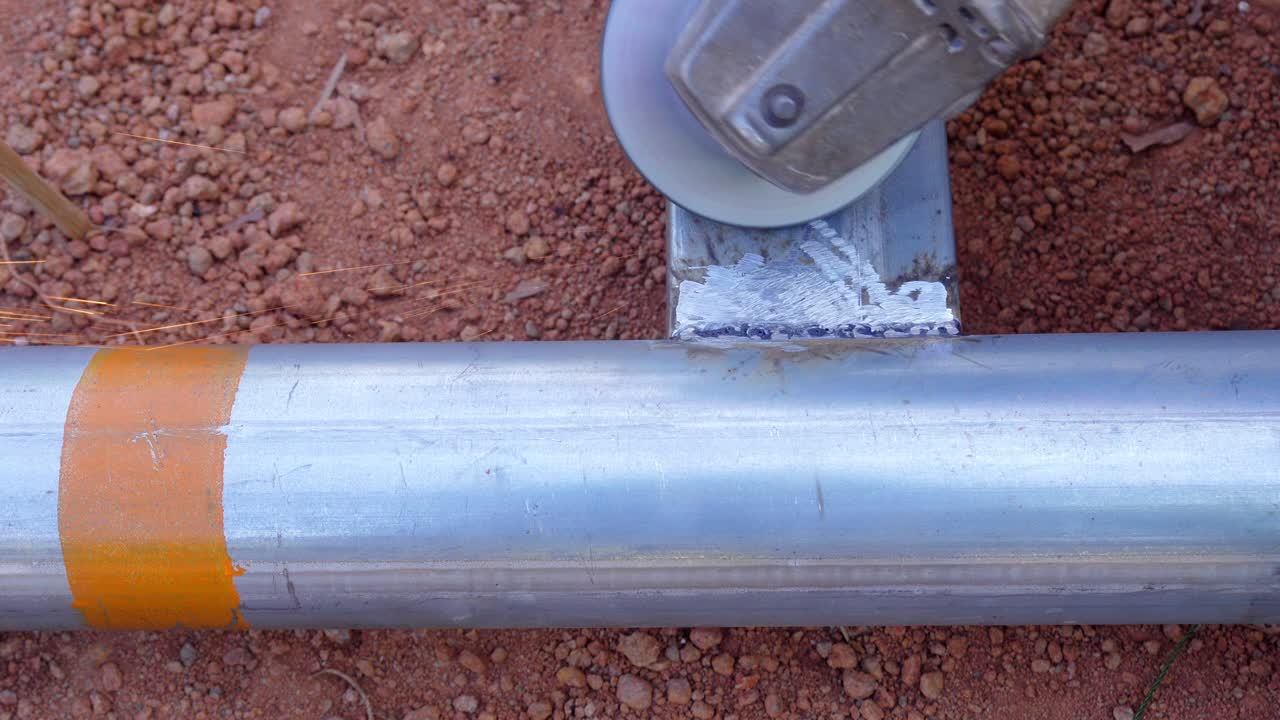 moscas de chispa de metal caliente. primer plano de una herramienta de mano