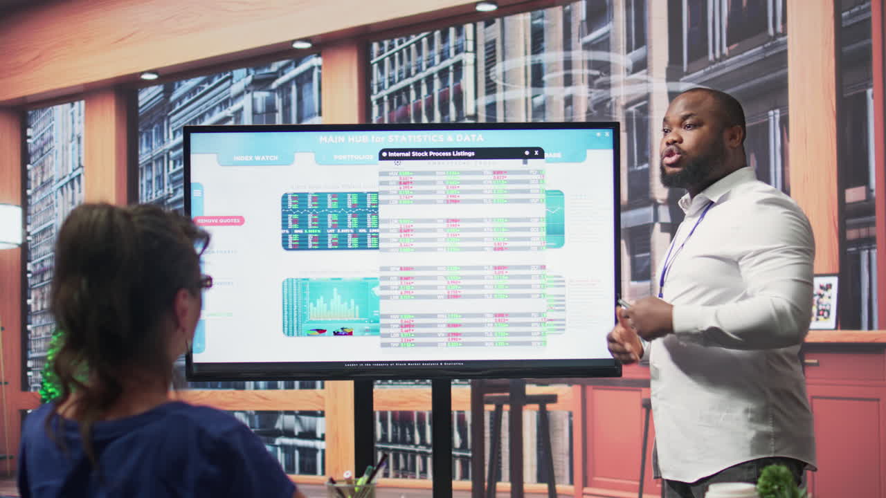 asesor financiero experto que destaca términos importantes sobre el plan de jubilación