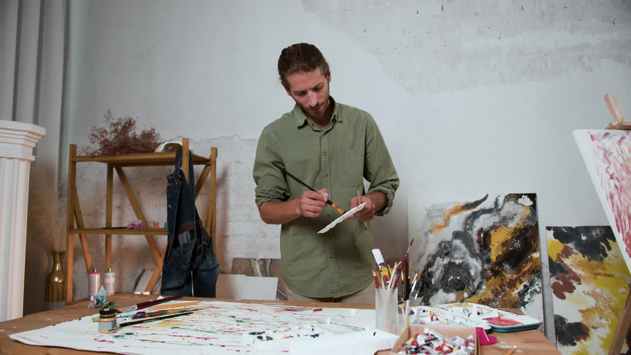 Man mixing colors on the palette