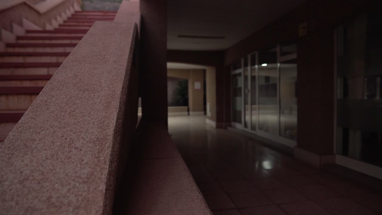 계단이 있는 외부 건물 복도