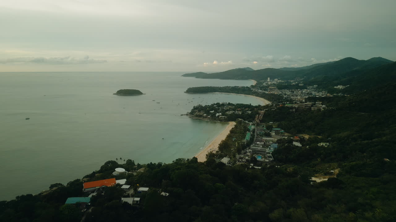 una vista aérea de un balneario tropical en tailandia