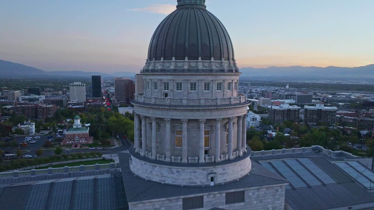 일몰 후 현대 솔트 레이크 시티 스카이라인의 아름다운 전망을 감상할 수 있는 유타 주 의사당