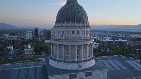 Capitolio-Del-Estado-De-Utah-Con-Hermosa-Vista-Del-Moderno-Horizonte-De-Salt-Lake-City-Después-Del-Atardecer