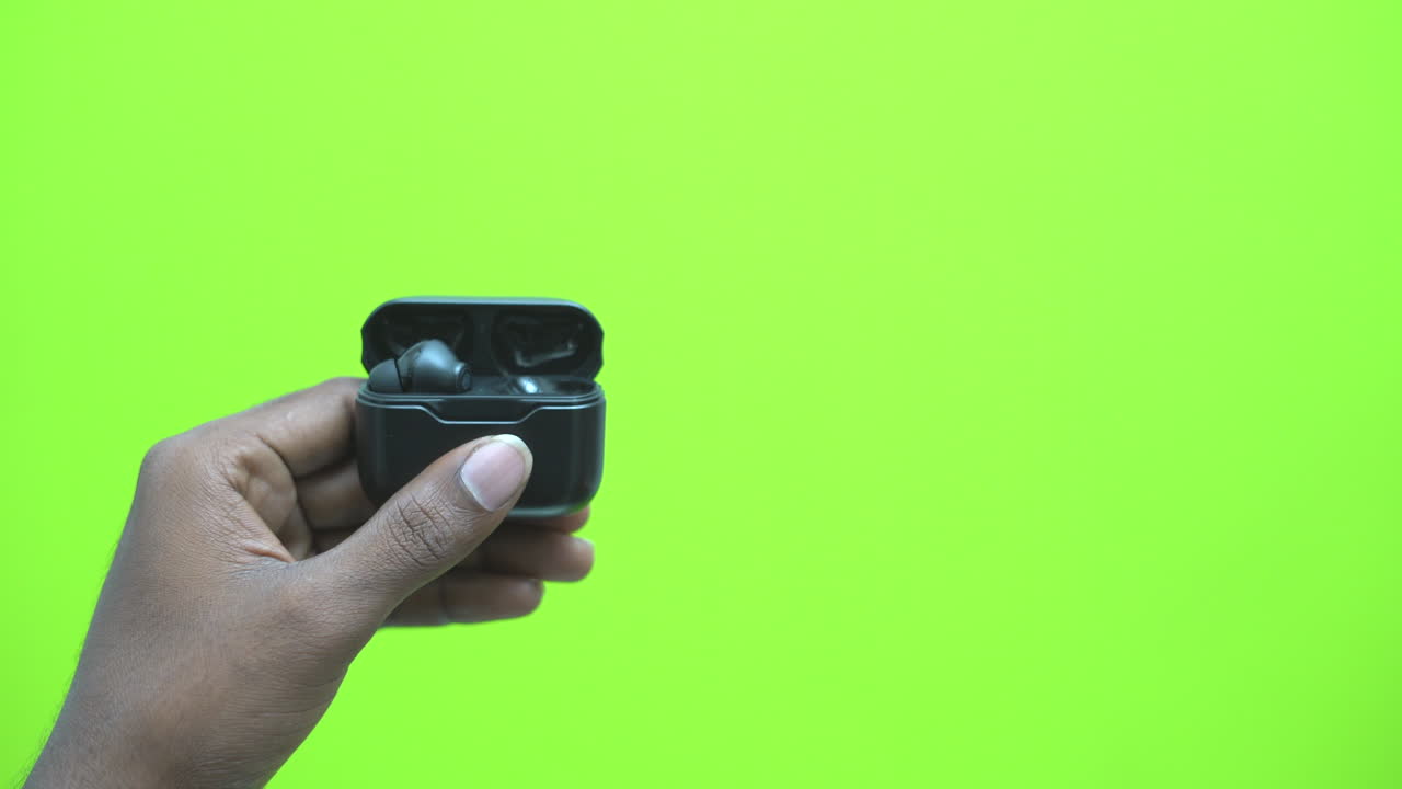 usando ear black buds sound para auriculares inalámbricos con mano y croma