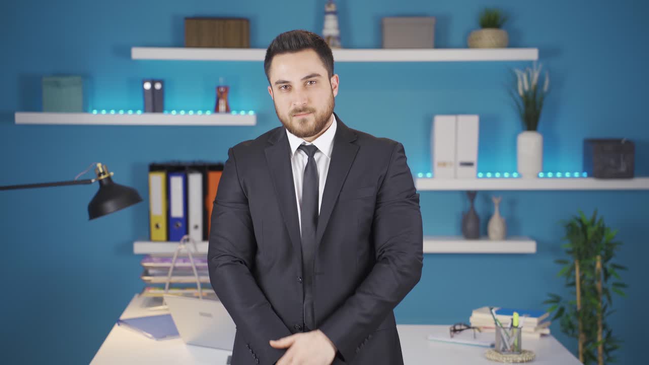 hombre de negocios haciendo una señal de alto en la cámara.