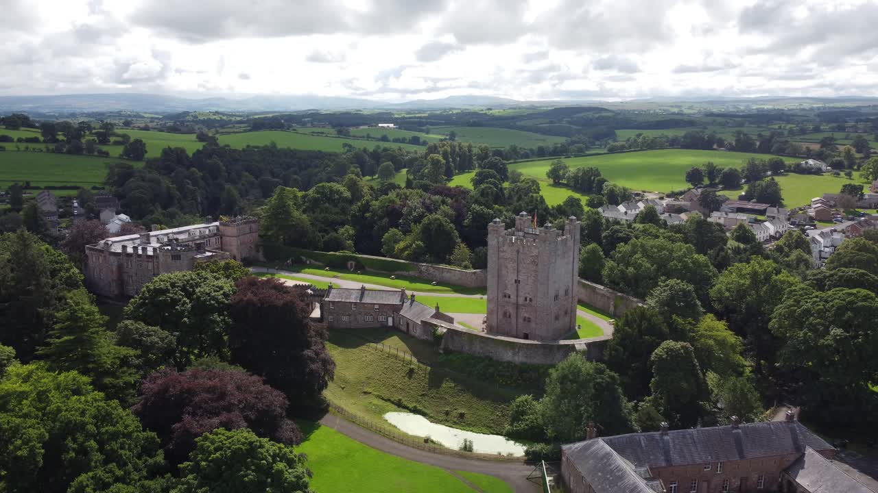 Filmato drone 4K del Castello di Appleby, Cumbria, Inghilterra, con panoramica ascendente.