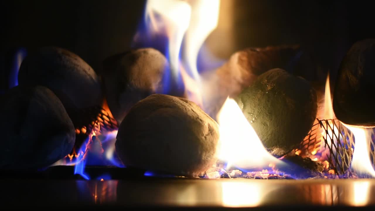 현대식 가스 스테인리스 스틸 벽난로에서 불이 타오르는 모습을 클로즈업