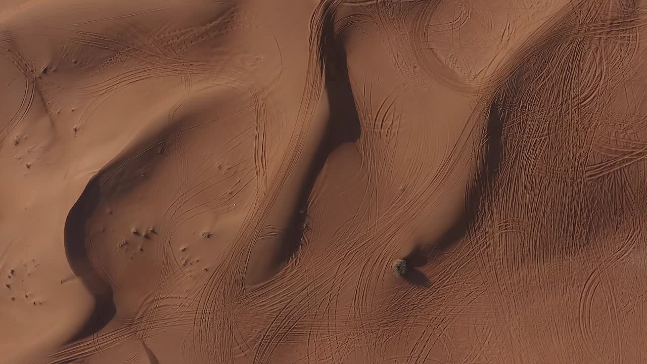 imágenes de drones en 4k, vista aérea de la meseta de rocas fósiles en el desierto de mleiha con ondas de arena, paisaje geológico de la esfinge en las dunas de arena del desierto en los emiratos árabes unidos, videos de drones