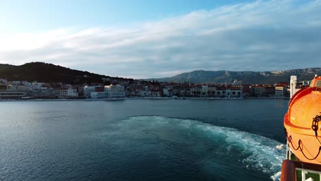 Parte-Trasera-De-Un-Ferry-De-Vela-Que-Se-Aleja-De-La-Costa