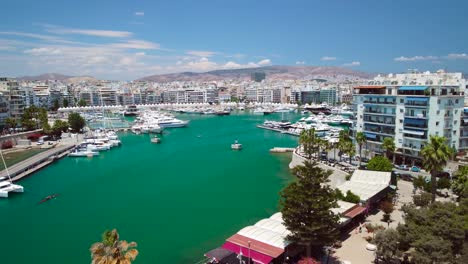 Vista-Aérea-De-Drones-En-El-Pireo,-Grecia,-En-El-Puerto,-Yates,-Barcos,-Bienes-Raíces-Durante-El-Día-Soleado-De-Verano