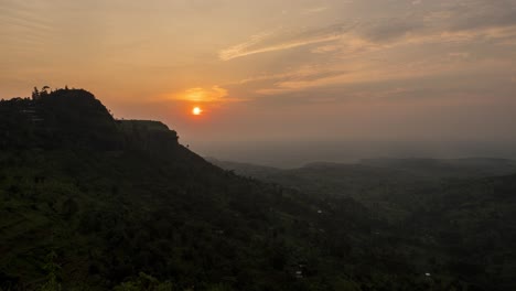 un lapso de tiempo de la puesta de sol sobre escenas montañosas de la selva tropical en el este de áfrica