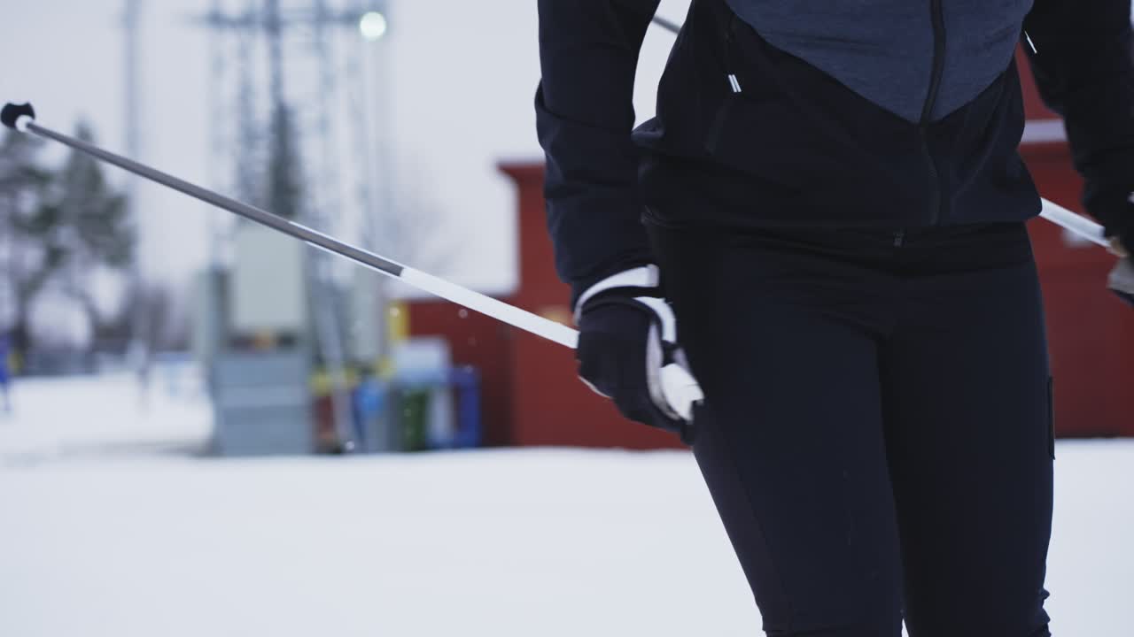 슬로우 모션 샷을 클로즈업한 스키어