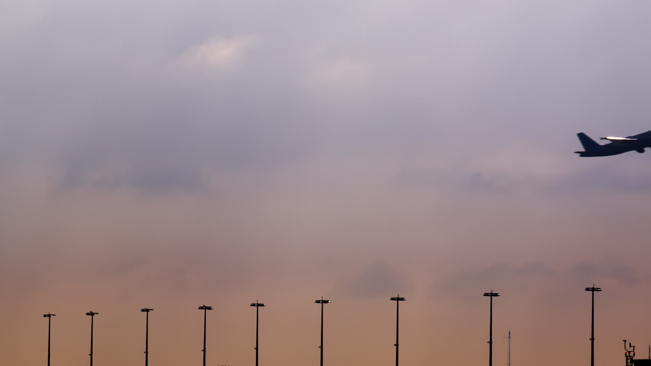 해가 지면 이륙 하는 비행기