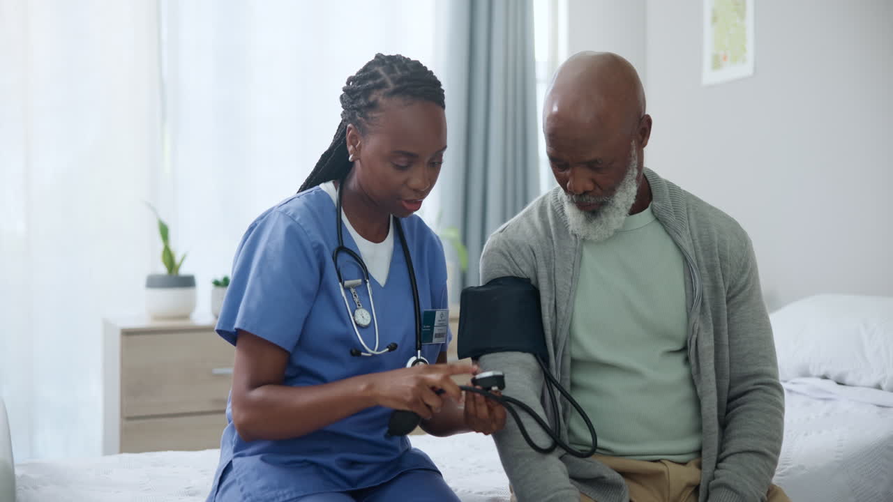 노인 환자의 혈압을 확인하는 간호사