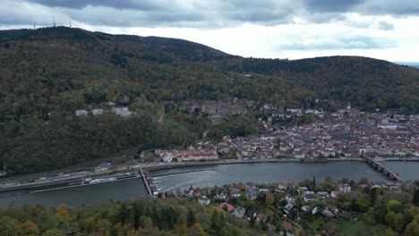 Empuje-Un-Disparo-De-Drone-De-Heidelberg,-Tomado-Desde-Arriba-Del-Bosque-De-Otoño