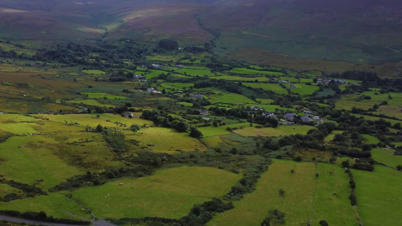 revelación aérea de hermosos pastos de montaña en las montañas irlandesas