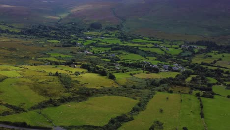 revelación aérea de hermosos pastos de montaña en las montañas irlandesas