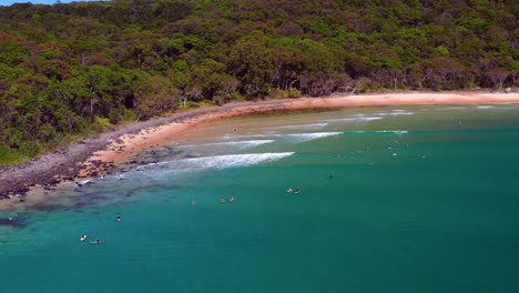 Surfistas-En-El-Océano-Turquesa-En-Noosa-Heads,-Queensland,-Australia---Toma-Aérea-Con-Drones