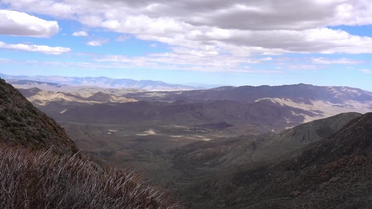 paisaje desértico en el sur de california a lo largo del sendero de la cresta del pacífico