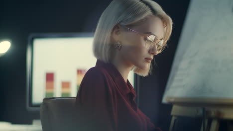 Business-woman-working-on-computer.-Concentrated-girl-sitting-at-workplace.