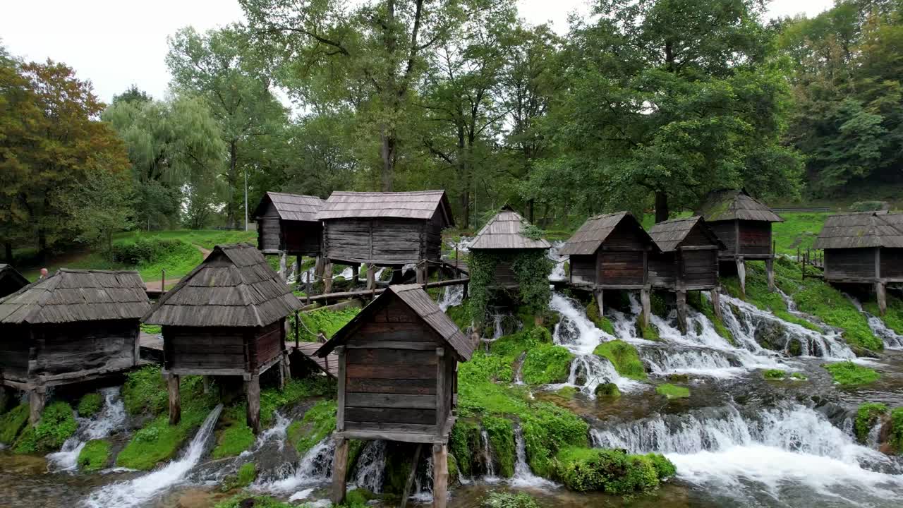 uno de los destinos más populares en el norte de bosnia y herzegovina son los molinos de agua cerca de jajce.