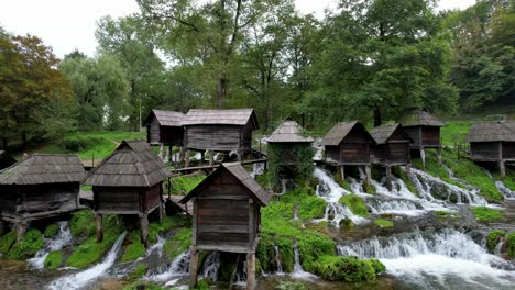 uno de los destinos más populares en el norte de bosnia y herzegovina son los molinos de agua cerca de jajce.