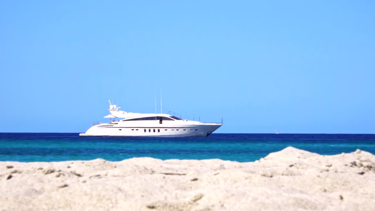 богатые люди отдыхают на яхте.