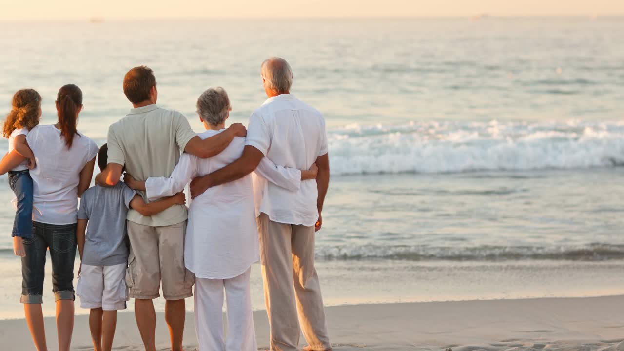 해변에서 포옹하는 행복한 가족의 애니메이션