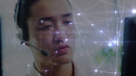 animación de la red de conexiones a través de un hombre de negocios con auriculares de teléfono