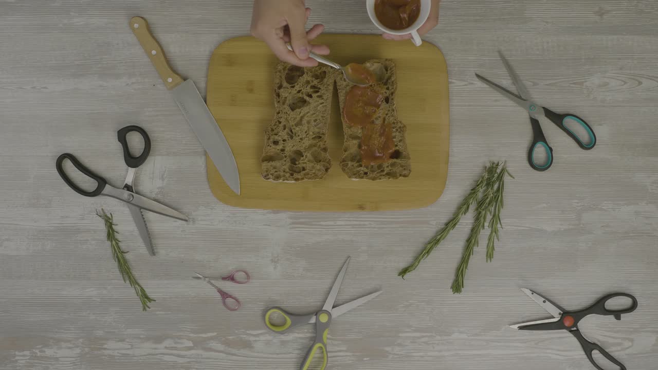 토마토 소스 샌드위치를 준비하고 있습니다.