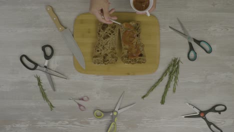 preparando un sándwich con salsa de tomate