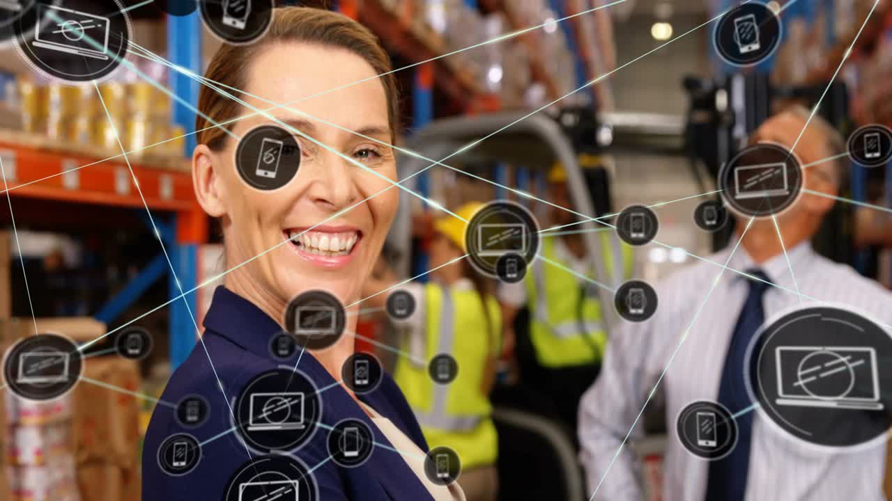 Manager che gira la testa in magazzino, con un'interfaccia di un dispositivo di movimentazione pallet sovrapposta sul manager per la logistica