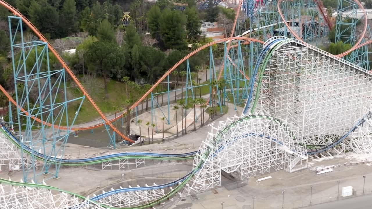 вид с воздуха на парк развлечений six flags magic mountain и американские горки twed colossus, район валенсия в лос-анджелесе, сша