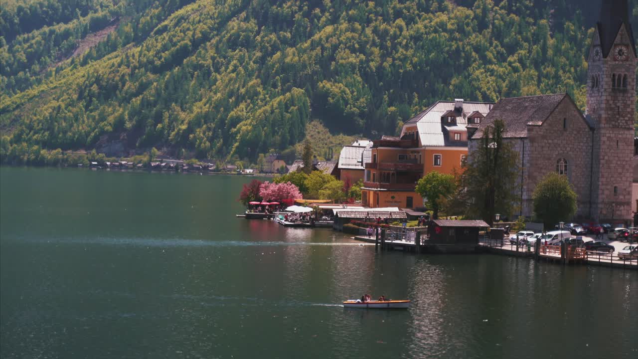 오스트리아의 그림 같은 호수 근처 마을.