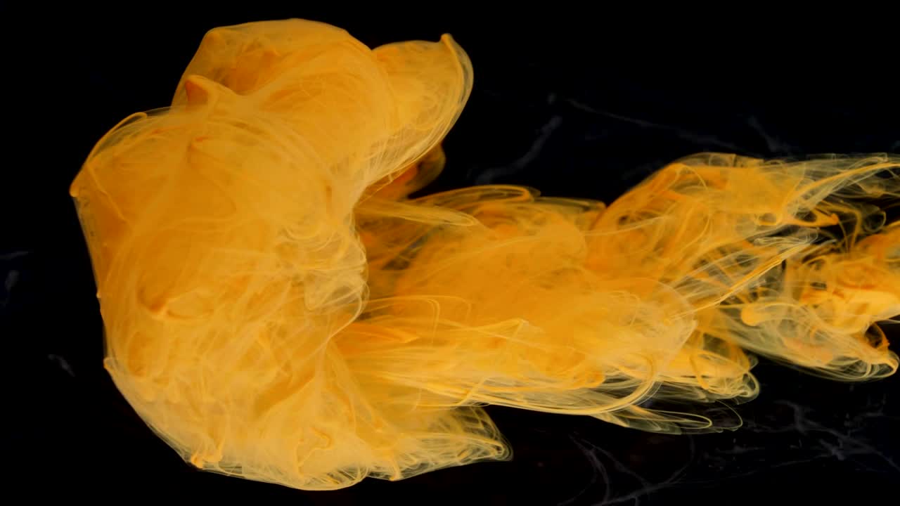 красочная чернила краска течет в воде