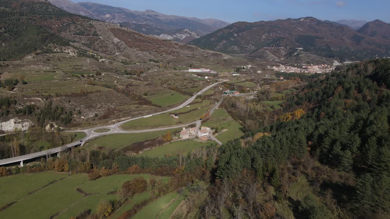 vistas aéreas de las montañas de los pirineos españoles en otoño