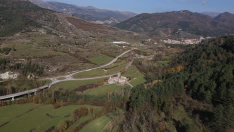 Vistas-Aéreas-De-Las-Montañas-De-Los-Pirineos-Españoles-En-Otoño