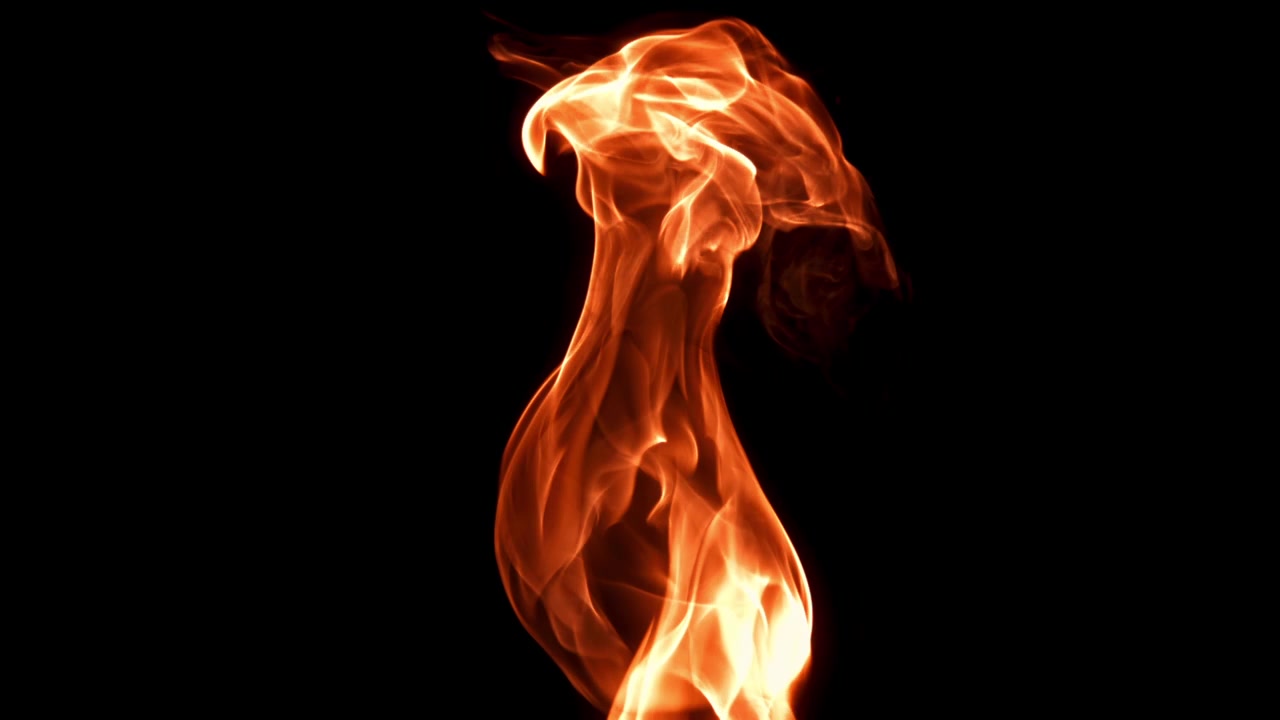 Ægte ildflammer dansende i slowmotion på sort baggrund