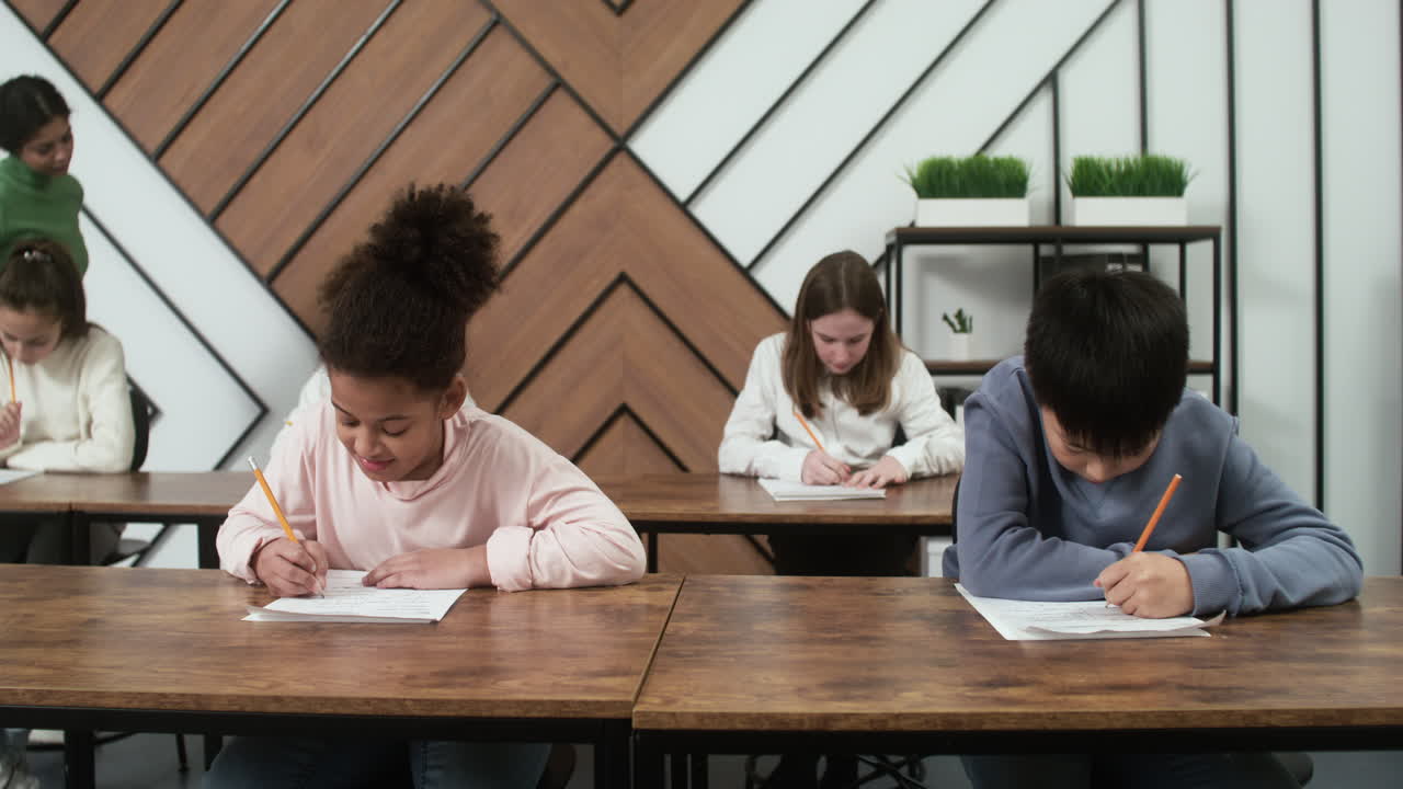 학교에 다니는 학생들