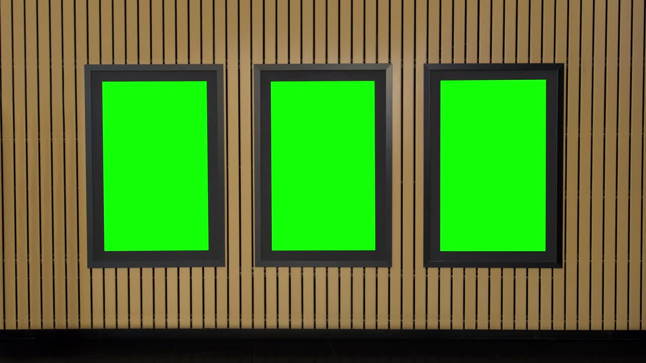나무 벽에 장착 된 세 개의 수직 led tv 스크린은 아날로그 tv 노이즈를 표시하고 녹색 스크린 크로마 키를 켜고 수직 비디오 템플릿, 복사 공간을 설정합니다.
