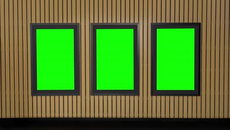 drie verticale led tv-schermen, gemonteerd in een houten muur, weergeven analoge tv geluid en dan schakelen op groen scherm chroma sleutel. verticale video sjabloon, kopieer ruimte