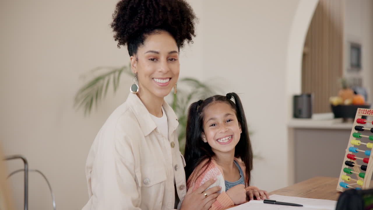 madre, hija y cara para la tarea