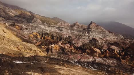 Maravillosa-Montaña-De-Sal-Colorida-Roca-Geología-Paisaje-Natural-Vista-Marcial-Colinas-Arcoiris-Increíble-Panorámica-Color-Gris-Dorado-Drone-Disparado-En-Medio-Oriente-Asia-Tierras-Altas-De-Irán-Nubes-De-Niebla-En-El-Pico-En-Caminatas