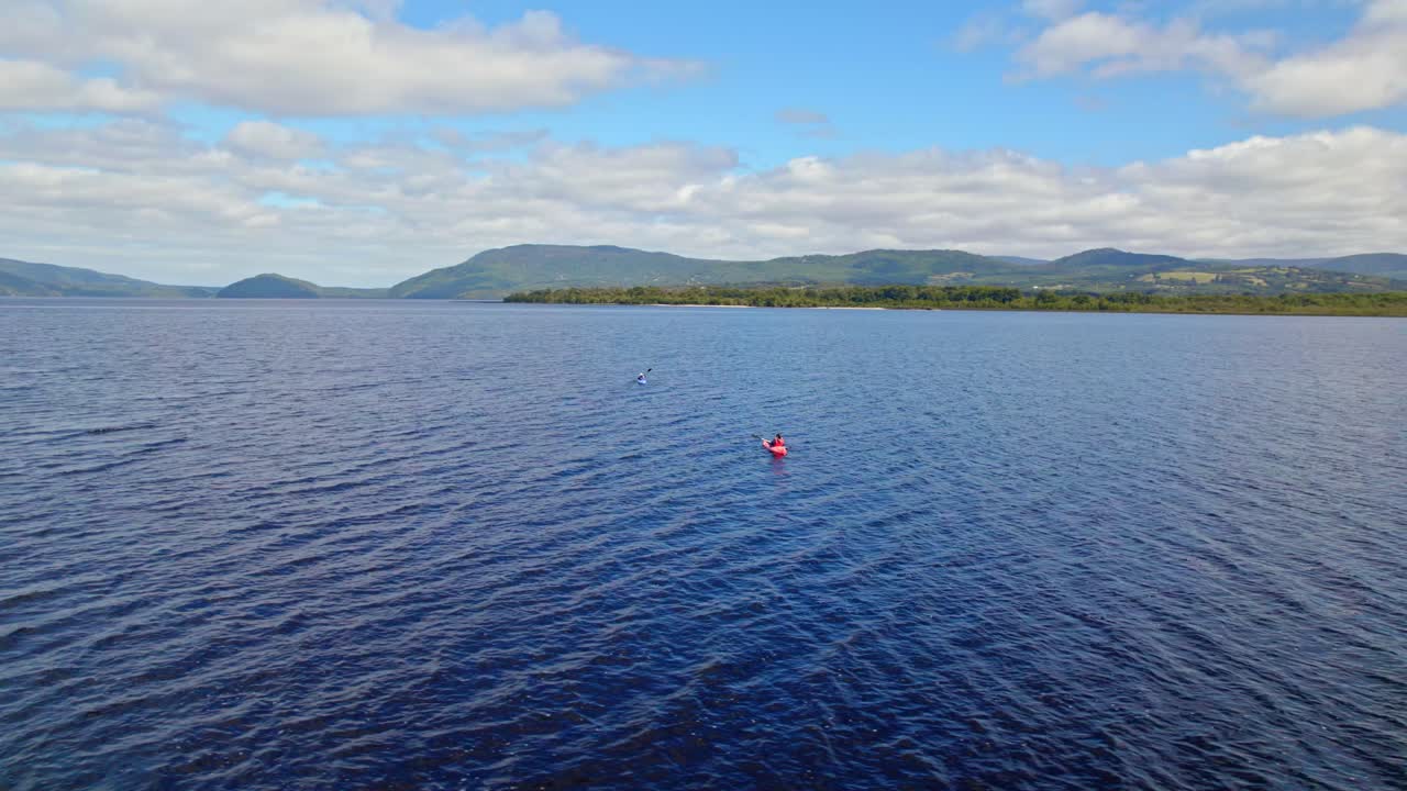 lago huillinco desde arriba dos personas en kayak en un día soleado y despejado en chiloé, chile