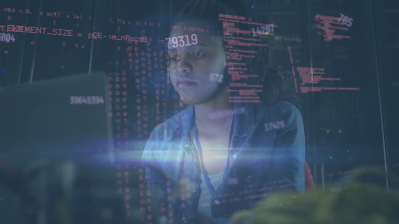 animación de procesamiento de datos contra una ingeniera afroamericana que usa una computadora portátil en la sala de servidores