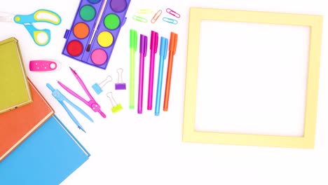 la papelería escolar y el marco transparente amarillo para el texto aparecen en el tema blanco.