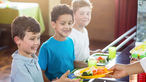 animación de escolares sonrientes que almuerzan en el comedor de la escuela